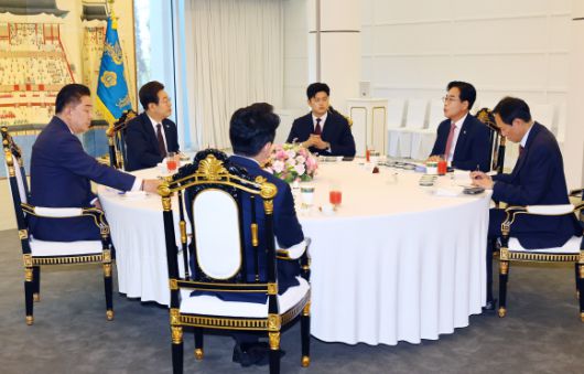 이재명 대통령 여야 지도부 첫 오찬 회동 - 이재명 대통령이 22일 서울 한남동 관저에서 열린 여야 지도부와의 오찬에서 국민의힘 송언석 원내대표의 발언을 듣고 있다. 왼쪽부터 시계방향으로 더불어민주당 김병기 당대표 직무대행 겸 원내대표, 이 대통령, 국민의힘 김용태 비상대책위원장과 송 원내대표, 우상호 대통령실 정무수석, 강훈식 대통령비서실장.  연합뉴스