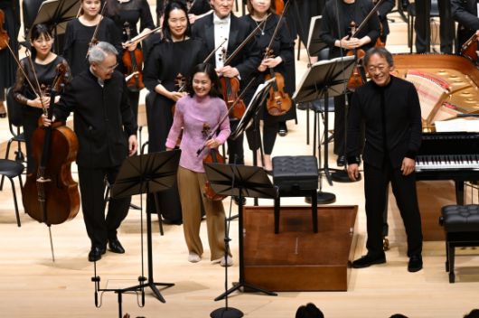 베토벤의 ‘삼중협주곡’을 연주한 뒤 연주자들이 관객에게 인사하는 모습. 왼쪽부터 중국 첼리스트 지안 왕, 일본 바이올리니스트 사야카 쇼지, 정명훈.  클래식부산 제공