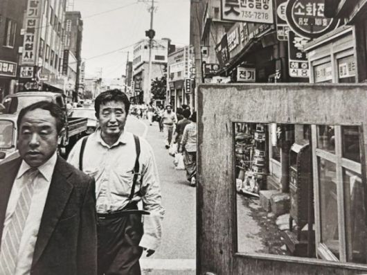 1986년 서울 인사동 거리의 정기용(왼쪽) 원화랑 전 대표와 비디오 아티스트 백남준.  강운구 작가 제공