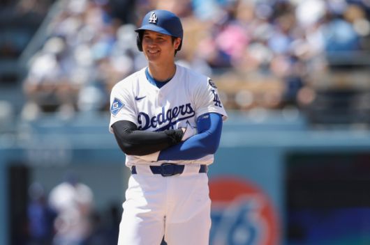 오타니 쇼헤이(로스앤젤레스 다저스)가 23일(한국시간) 미국 캘리포니아주 로스앤젤레스(LA)의 다저스타디움에서 열린 2025 미국 메이저리그(MLB) 정규시즌 워싱턴 내셔널스와의 홈 경기에서 안타를 친 뒤 기뻐하고 있다. AP 연합뉴스