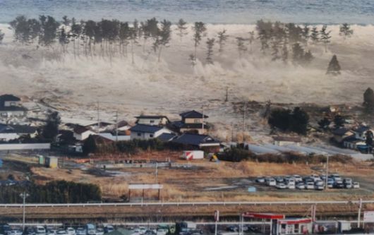 규모 9.0의 동일본대지진이 발생한 직후인 2011년 3월 11일 오후 미야기(宮城)현 나토리시(市)의 한 마을이 밀려드는 쓰나미에 잠기고 있다. 교도=연합뉴스