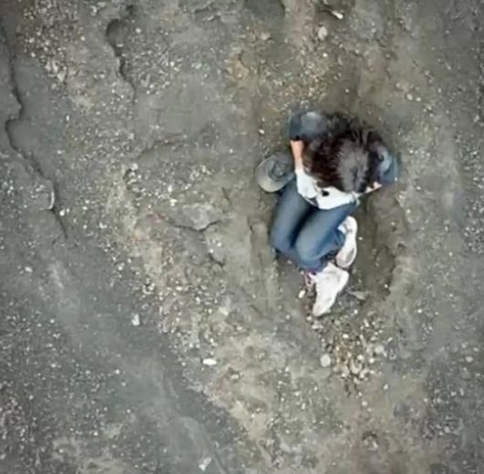 구조대가 촬영한 드론 영상에는 줄리아나 마린스가 화산재를 뒤짚어 쓴 채 앉아 있는 모습이 나온다. 출처=인스타그램