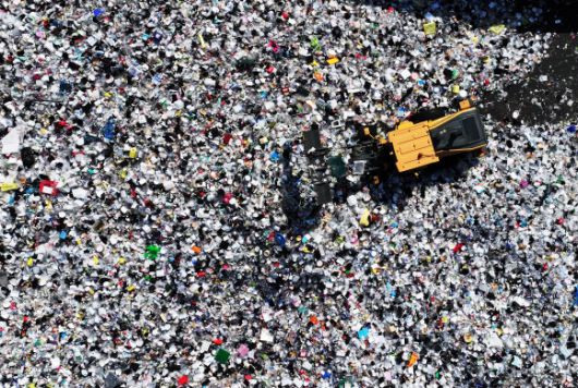 우리나라에서 한 해 동안 배출되는 플라스틱 폐기물은 약 900만t 이상으로, 전체 폐기물의 10% 이상을 차지한다. 연합뉴스