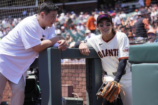 샌디에이고 자이언츠 이정후가 23일(한국시간) 미국 캘리포니아주 샌프란시스코 오라클파크에서 열린 2025 미국프로야구 메이저리그(MLB) 정규시즌 보스턴 레드삭스와 홈 경기에 앞서 김태균과 대화하고 있다. AP 연합뉴스