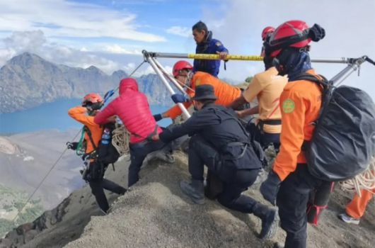 화산 분화구 근처에 추락한 관광객을 구조하기 위해 구조대가 나서고 있다. 출처=인스타그램