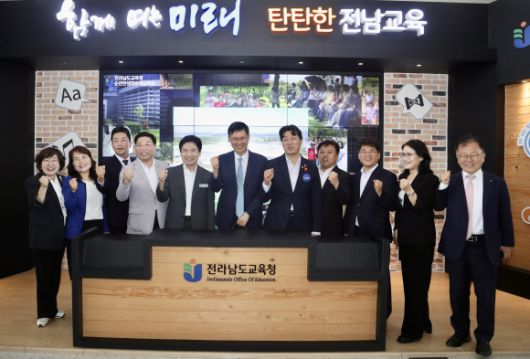 전남교육청이 지난 13일 문형배(왼쪽 여섯 번째) 전 헌법재판소장 권한대행을 초청해 순천만생태문화교육원에서 토크콘서트를 연 가운데 김대중(다섯 번째) 교육감 등 참석자들이 문 전 대행과 기념촬영을 하고 있다. 전남교육청 제공