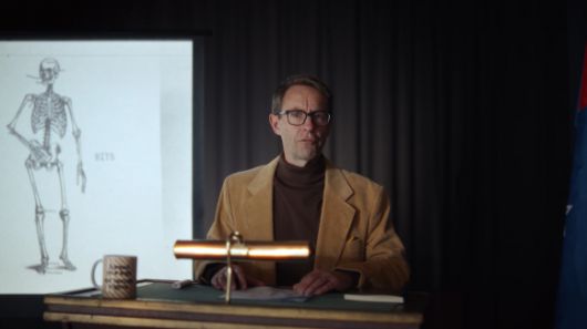 뉴질랜드 보건부 장관을 지낸 애슐리 블룸필드 경이 뉴질랜드헤르페스재단의 공익광고에 출연해 바이러스 감염 경로 등에 대해 설명하고 있다. 뉴질랜드헤르페스재단 홈페이지 캡처