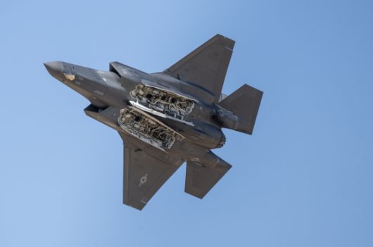 2025년 3월 2일(현지시간) 미국 애리조나주 데이비스-몬탄 공군 기지에서 열린 헤리티지 비행 훈련 과정에서 미 공군 F-35A 라이트닝 II 전투기가 비행하고 있다. 출처=미 공군