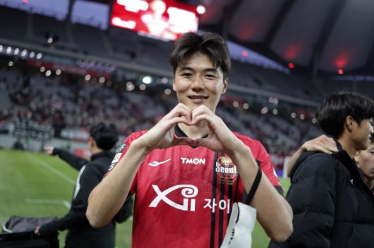 FC서울 기성용이 지난해 3월 16일 서울월드컵경기장에서 열린 2024 K리그1 제주 SK와의 홈 경기를 마치고 세레머니하고 있다. K리그 제공