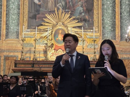 제주4·3평화레퀴엠 공연에 앞서 오영훈 지사가 문창우 주교가 집전한 ‘한국을 위한 미사’에 참석해 제주4·3 희생자들의 안식을 기원하고 있다. 제주도 제공