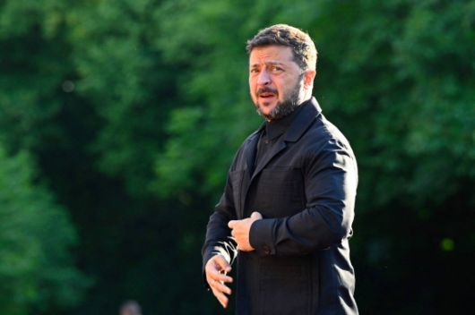 24일(현지시간) 나토(북대서양조약기구) 정상회의 참석 차 네덜란드 헤이그를 방문한 볼로디미르 젤렌스키 우크라이나 대통령이 만찬장에 도착하고 있다. 2025.6.24 헤이그 AFP 연합뉴스