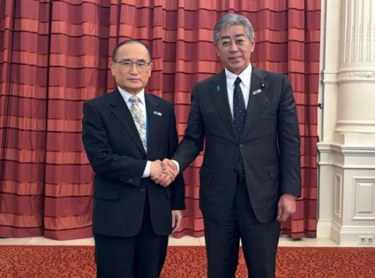 위성락(왼쪽) 대통령실 국가안보실장이 25일(현지 시간) 네덜란드 헤이그에서 이와야 다케시 일본 외무대신과 북대서양조약기구(NATO·나토) 정상회의 계기로 만나 면담하기에 앞서 기념사진을 촬영하고 있다. 대통령실 제공