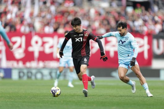 FC서울 기성용이 3월 29일 서울월드컵경기장에서 열린 2025 K리그1 6라운드 대구FC와의 홈 경기에서 드리블하고 있다. K리그 제공