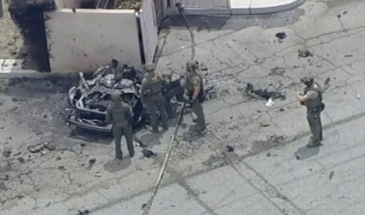 17일(현지시간) 미국 캘리포니아주 팜스프링스의 난임 클리닉에서 차량 폭발 사건이 발생한 후 경찰이 현장을 조사하고 있다. 2025.5.17 AP 연합뉴스