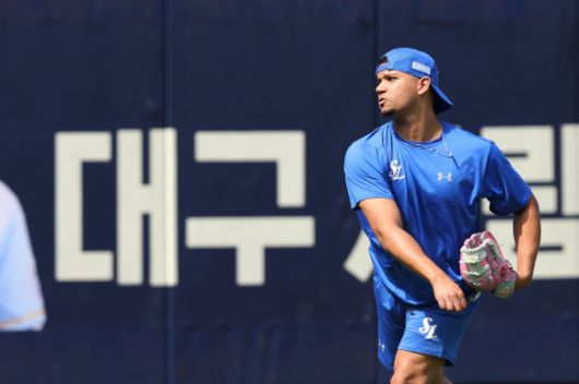 삼성 라이온즈 헤르손 가라비토가 지난 19일 대구 삼성라이온즈파크에서 열린 2025 KBO리그 정규시즌 두산 베어스와의 홈 경기를 앞두고 몸을 풀고 있다. 삼성 라이온즈 제공