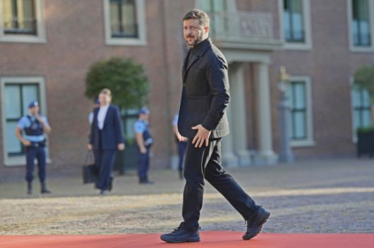 24일(현지시간) 나토(북대서양조약기구) 정상회의 참석 차 네덜란드 헤이그를 방문한 볼로디미르 젤렌스키 우크라이나 대통령이 만찬장에 도착하고 있다. 2025.6.24 헤이그 AP 연합뉴스