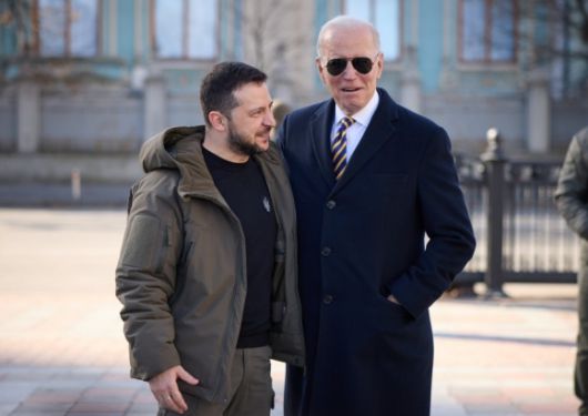 20일(현지시간) 볼로디미르 젤렌스키 우크라이나 대통령이 수도 키이우를 방문한 조 바이든 미국 대통령을 전투복 차림으로 맞이하고 있다. 2023.2.20 키이우 UPI 연합뉴스