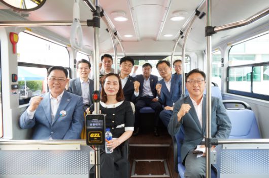 백석읍 문화예술회관에서 홍죽리~복지리~양주역까지 운행하는 1구역 노선형 똑버스(백석A)에 시승한 이영주 의원. (사진=경기도의회)