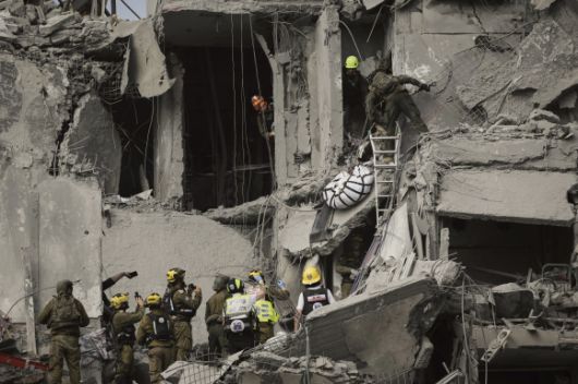 24일(현지시간) 이란의 미사일 공격으로 사망자가 발생한 이스라엘 베르셰바 주거용 건물 잔해 속에서 이스라엘 군인들과 구조대원들이 작업하고 있다. 2025.6.24 AP 연합뉴스