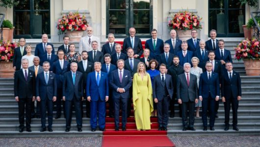 24일(현지시간) 네덜란드 헤이그에서 나토(북대서양조약기구) 정상회의에 참석한 볼로디미르 젤렌스키(두 번째 줄 오른쪽에서 세 번째) 우크라이나 대통령이 기념사진을 촬영하고 있다. 2025.6.24 젤렌스키 엑스