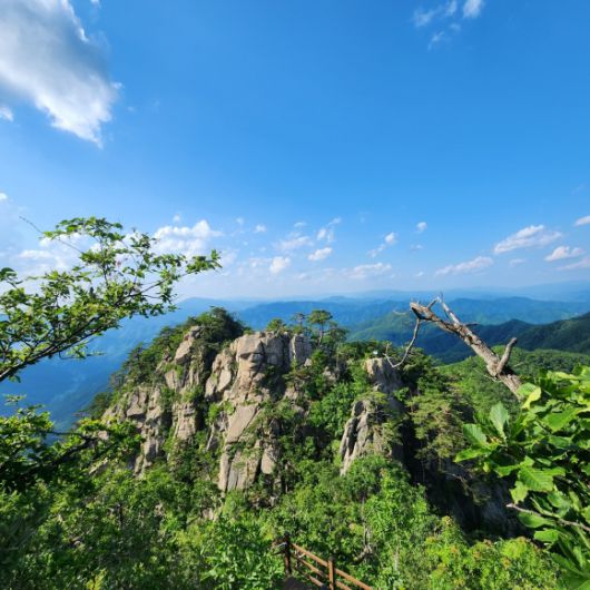 강원도 홍천 가리산의 암봉