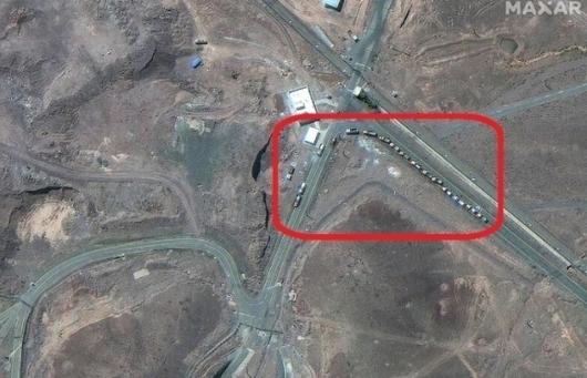 지난 19일 이란 포르도 핵시설 진입로에 16대의 트럭이 줄지어 서 있는 모습을 담은 위성 사진. 막사 테크놀로지 제공