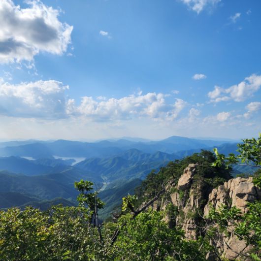 강원도 홍천 가리산의 정상 조망. 저 멀리 소양호가 보인다.