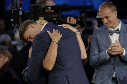 쿠퍼 플래그(오른쪽)가 26일(한국시간) 미국 뉴욕 바클리스 센터에서 열린 2025 미국 프로농구(NBA) 신인드래프트에서 전체 1순위로 댈러스 매버릭스에 지명받은 뒤 가족들과 포옹하고 있다. AP 연합뉴스