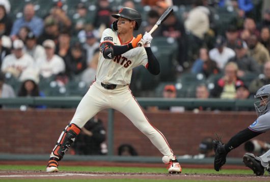 이정후(샌프란시스코 자이언츠)가 26일(한국시간) 미국 캘리포니아주 샌프란시스코의 오라클파크에서 열린 2025 미국 메이저리그(MLB) 정규시즌 마이애미 말린스와의 홈 경기에서 발에 공을 맞고 있다. AFP 연합뉴스