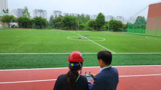 운동장 드론시연 및 체험. (사진=경기도의회)