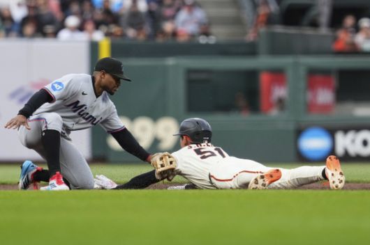 이정후(샌프란시스코 자이언츠)가 26일(한국시간) 미국 캘리포니아주 샌프란시스코의 오라클파크에서 열린 2025 미국 메이저리그(MLB) 정규시즌 마이애미 말린스와의 홈 경기에서 도루에 실패하고 있다. AP 연합뉴스