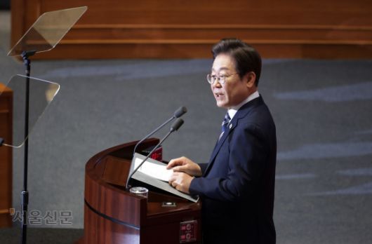 이재명 대통령이 26일 오전 국회에서 정부의 2차 추가경정예산에 대한 시정연설을 하고 있다. 이 대통령은 “경제는 타이밍”이라며 신속한 추경안 통과를 위한 여야 협조를 당부했다. 홍윤기 기자