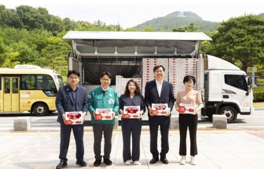 27일 복숭아 출하를 앞두고, 우박으로 피해를 본 지역 농가 돕기에 나선 박채아 의원. 박채아 의원실 제공