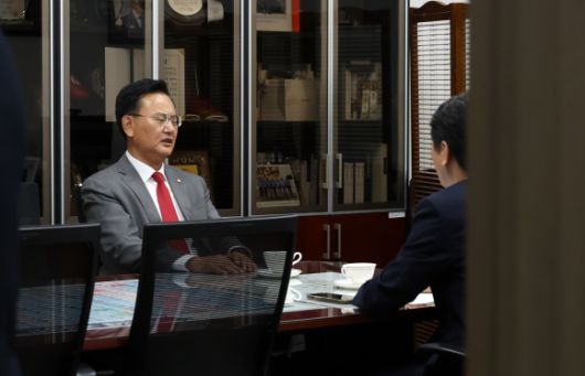 상임위 배분 등 위해 회동하는 여야 원내수석 - 문진석(오른쪽) 더불어민주당 원내수석부대표와 유상범(왼쪽) 국민의힘 원내수석부대표가 23일 서울 여의도 국회 의원회관에서 상임위원장 배분 등 현안 관련 회동을 하고 있다. 뉴시스