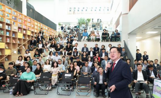 이장우 대전시장이 27일 동대전도서관에서 취임 3년을 맞아 가진 시민과의 대화에서 추진 성과와 계획에 대해 설명하고 있다. 대전시 제공