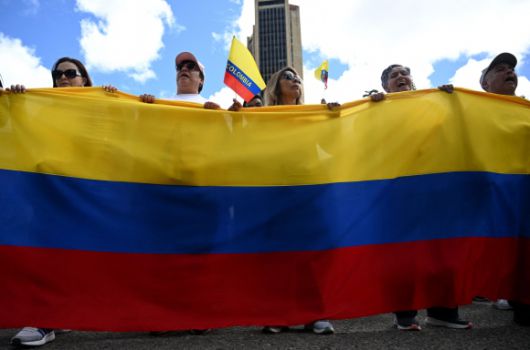 15일(현지시간) 콜롬비아 수도 보고타에서 시민들이 나라의 평화와 미겔 우리베 투르바이 상원의원의 건강을 기원하는 ‘침묵의 행진’을 하고 있다. 앞서 지난 7일 우리베 의원은 보고타 서부 공원에서 연설 도중 머리에 두 발, 다리에 한 발의 총상을 입었다. 사진은 기사 내용과 무관함. 2025.6.15 AFP 연합뉴스