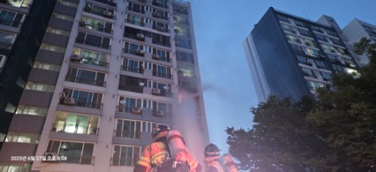 27일 오후 8시 3분쯤 대구 수성구 지산동 한 아파트 베란다 7층에서 불이 나 소방당국이 진화작업을 벌이고 있다. 대구소방안전본부 제공