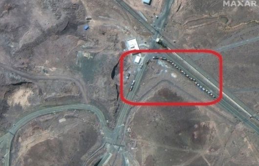 지난 19일 이란 포르도 핵시설 진입로에 16대의 트럭이 줄지어 서 있는 모습을 담은 위성 사진. 막사 테크놀로지 제공