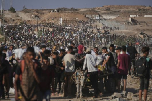 26일(현지시각) 가자 주민들이 가자 남부 칸유니스에서 가자인도주의재단(GHF) 유통센터 근처에서 인도적 지원 물품을 받고 이동하고 있다. 칸유니스 AP 연합뉴스