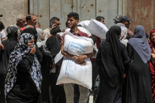 26일(현지시각) 가자 주민들이 식량 지원 배급소에서 식량 지원을 받기 위해 모여있다. 신화 연합뉴스