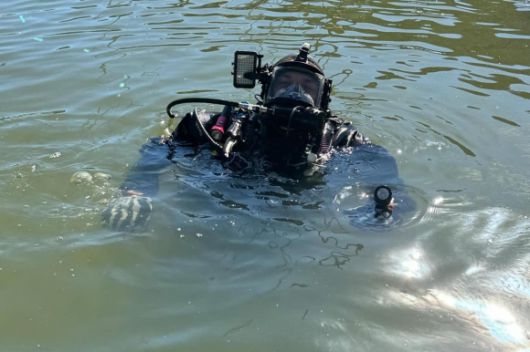 24일(현지시간) 폭스4뉴스와 뉴욕포스트에 따르면 미국 텍사스주의 한 여성은 20일 결혼하면서 물려받은 105년 된 다이아몬드 반지를 거대호수에 빠뜨렸다가 잠수부 도움으로 극적 회수했다. 사진은 반지를 건져낸 전문 잠수부. 2025.6.24 페이스북