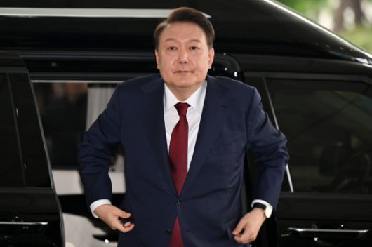 내란 특검 대면조사 출석하는 윤 전 대통령 - 윤석열 전 대통령이 28일 오전 대면 조사를 받기 위해 서울 서초구 서울고검에 마련된 내란특검 사무실로 출석하고 있다. (공동취재) 2025.06.28.