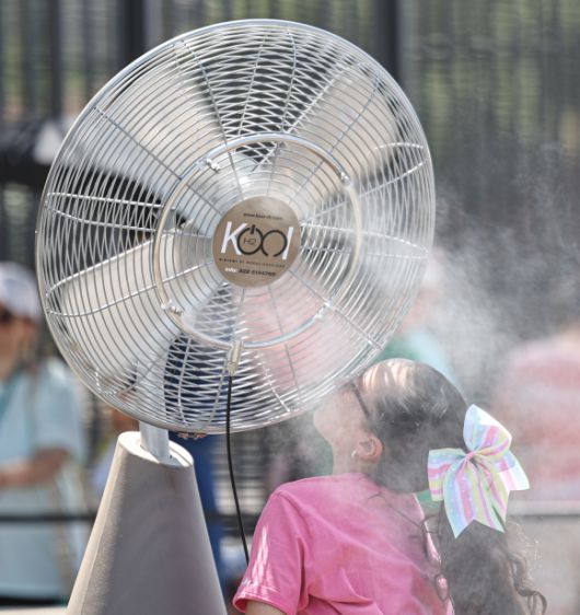 27일(현지시간) 이탈리아 로마 콜로세움 근처에서 한 소녀가 선풍기 앞에서 더위를 식히고 있다. 이탈리아 보건부는 이날부터 주말까지 전국 수십 개 주요 도시에 폭염 경보를 연이어 발령했다.  2025.6.27. 신화 연합뉴스