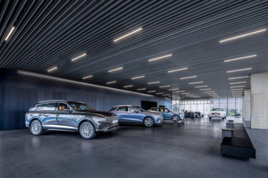 3층 전시실에 GV80(왼쪽)을 비롯한 제네시스 차들이 전시돼 있는 모습. 제네시스 제공