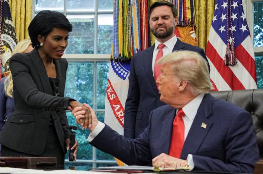 지난 27일(현지시간) 도널드 트럼프(오른쪽) 미국 대통령이 백악관 집무실에서 콩고민주공화국 출신 여성 기자 하리아나 베라스와 악수하고 있다. 로이터 연합뉴스