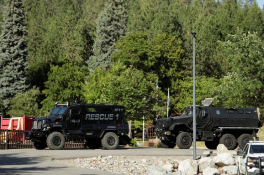 29일(현지시간) 미국 아이다호주 코들레인의 캔필드산에서 발생한 산불을 진화하던 소방관들이 괴한들의 총격을 받고 최소 2명이 숨진 가운데 경찰 장갑차가 산으로 이동하고 있다. 로이터 연합뉴스