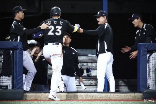 이종범 전 kt 위즈 코치가 지난달 14일 포항야구장에서 열린 2025 KBO리그 정규시즌 삼성 라이온즈와의 원정 경기에서 안현민과 하이파이브하고 있다. kt 위즈 제공