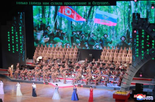 김정은 북한 국무위원장이 지난 29일 당 중앙위원회 본부청사에서 올가 류비모바 러시아 문화부 장관을 접견하고 공연을 관람했다고 조선중앙통신이 30일 보도했다. 공연 중 스크린에 러시아 쿠르스크 파병 북한군 모습이 보인다. 2025.6.30 조선중앙통신 연합뉴스