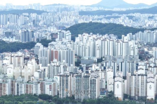 정부가 28일부터 주택담보대출은 6억원까지만 가능한 대출규제를 실행했다. 사진은 서울 시내 한 아파트 단지. 서울신문DB