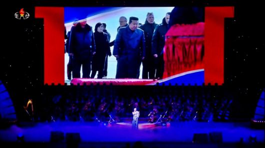 북한 조선중앙TV가 지난 29일 동평양대극장에서 방북 중인 올가 류비모바 러시아 문화부 장관이 참석한 가운데 열린 예술인 공연 중 무대 배경화면에 러시아 파병 북한군 전사자 유해 송환 장면을 30일 공개했다. 2025.6.30 조선중앙TV 화면 연합뉴스